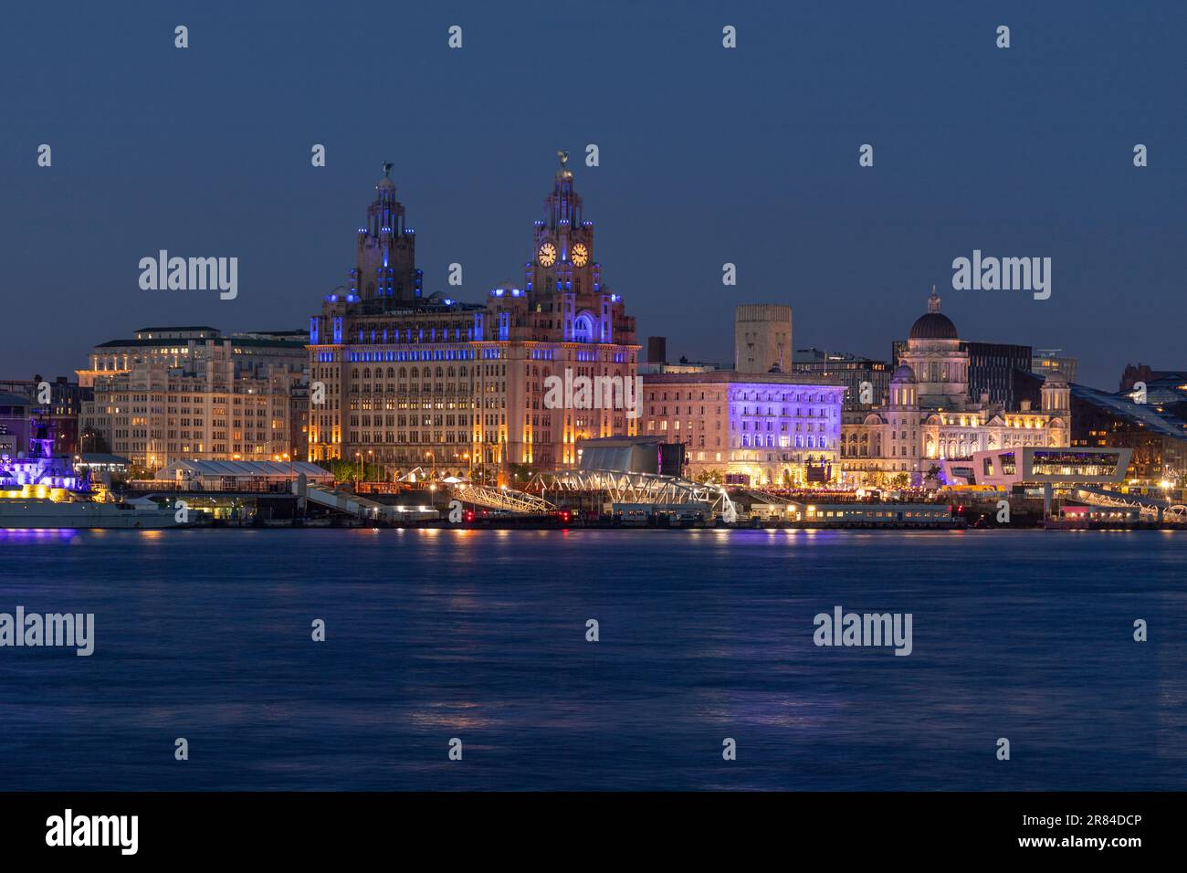 Das Liver Building bei Nacht, Liverpool, Merseyside Stockfoto