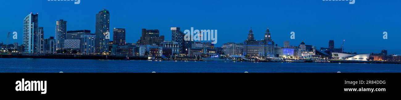 Panoramablick auf die Skyline von Liverpool in der Abenddämmerung Stockfoto