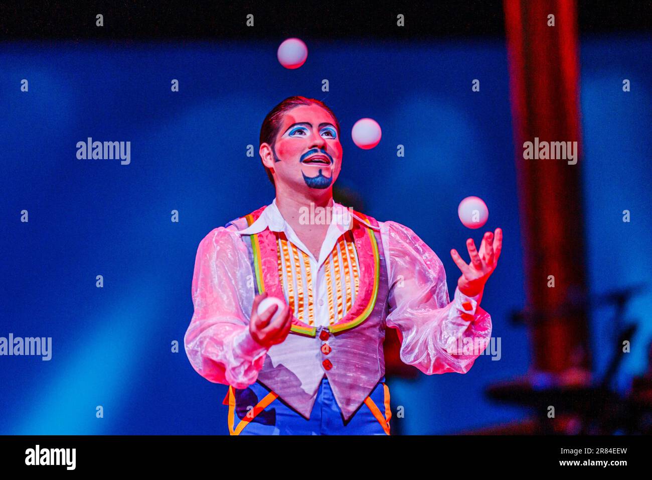 Terry Velasquez, Juggler, auftritt in Cirque Du Soleil's Saltimbanco, Vector Arena, Auckland, Neuseeland, Stockfoto