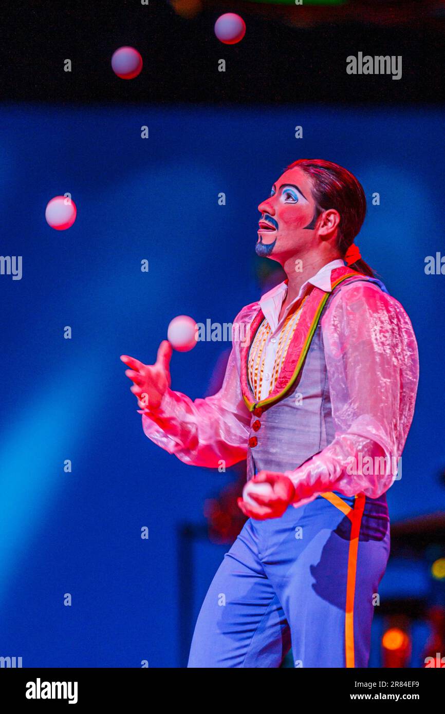 Terry Velasquez, Juggler, auftritt in Cirque Du Soleil's Saltimbanco, Vector Arena, Auckland, Neuseeland, Stockfoto
