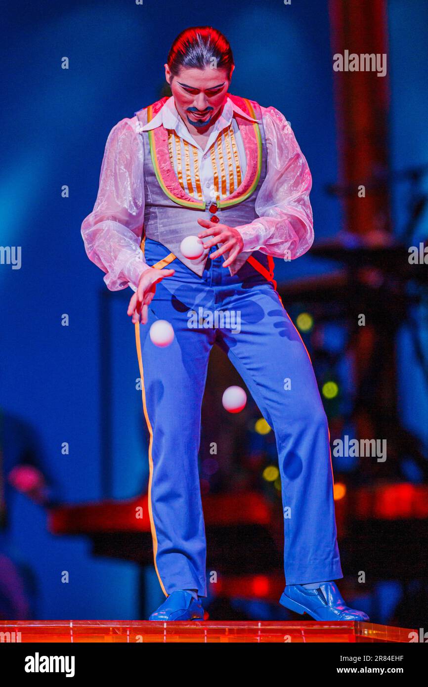 Terry Velasquez, Juggler, auftritt in Cirque Du Soleil's Saltimbanco, Vector Arena, Auckland, Neuseeland, Stockfoto