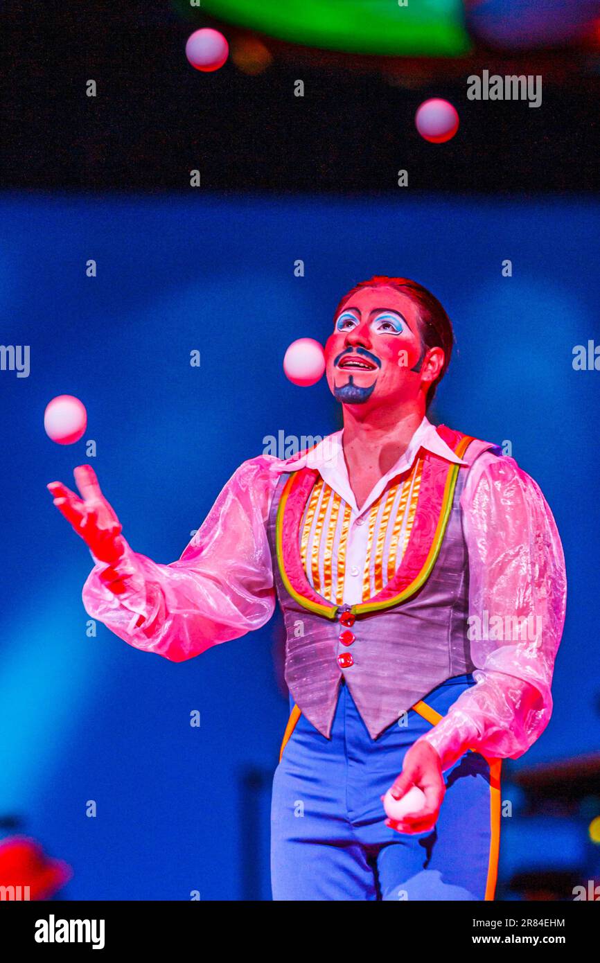 Terry Velasquez, Juggler, auftritt in Cirque Du Soleil's Saltimbanco, Vector Arena, Auckland, Neuseeland, Stockfoto