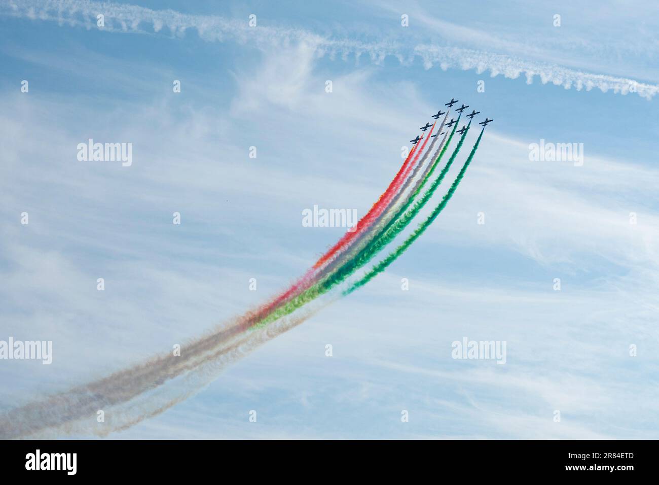 Aufführung der National Acrobatic Patrol Frecce Tricolori Air Show zum 100. Jahrestag der italienischen Luftwaffe am Militärflughafen Mario De Bernardi in Pratica di Mare. Stockfoto