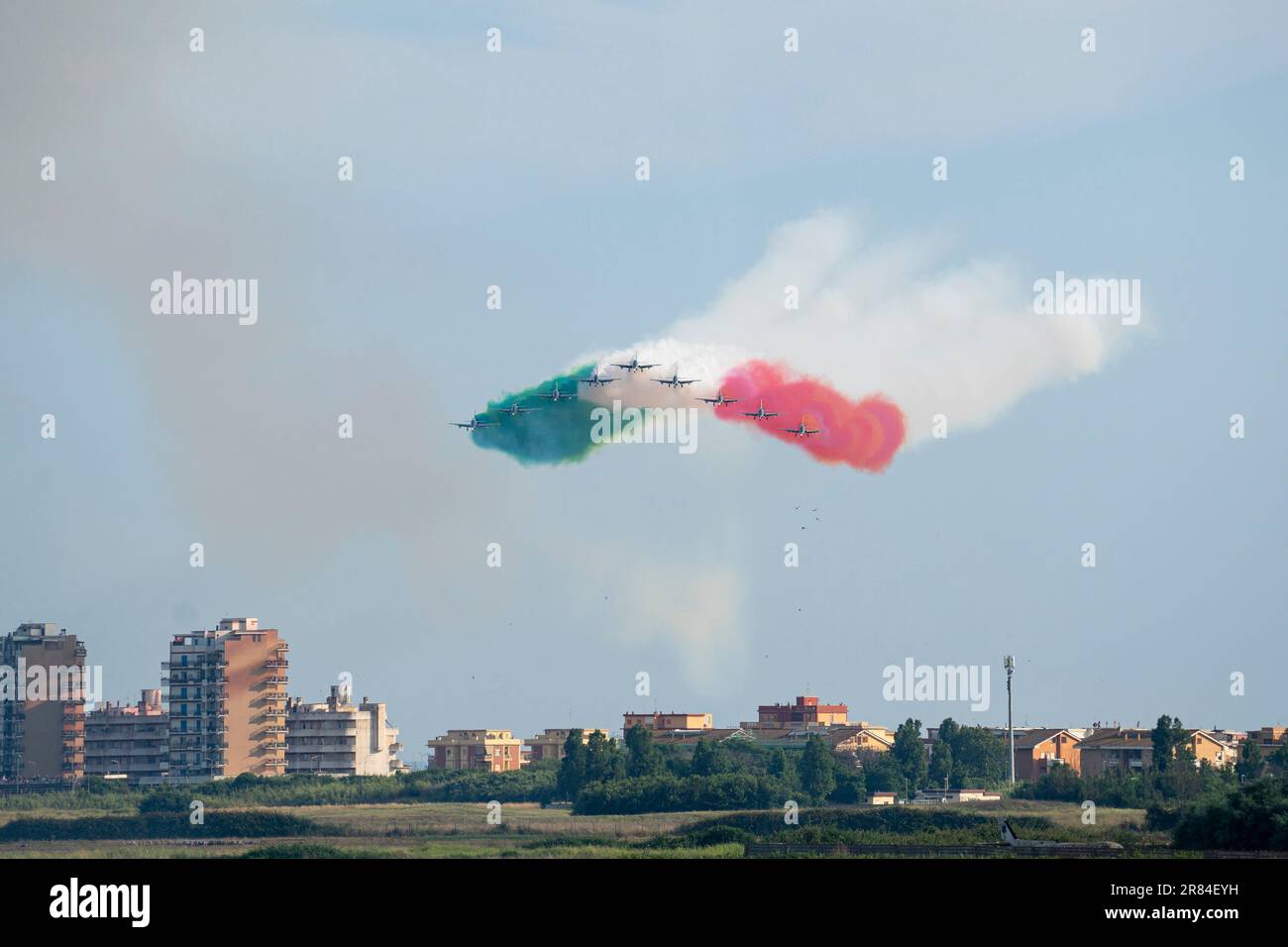 Aufführung der National Acrobatic Patrol Frecce Tricolori Air Show zum 100. Jahrestag der italienischen Luftwaffe am Militärflughafen Mario De Bernardi in Pratica di Mare. Stockfoto