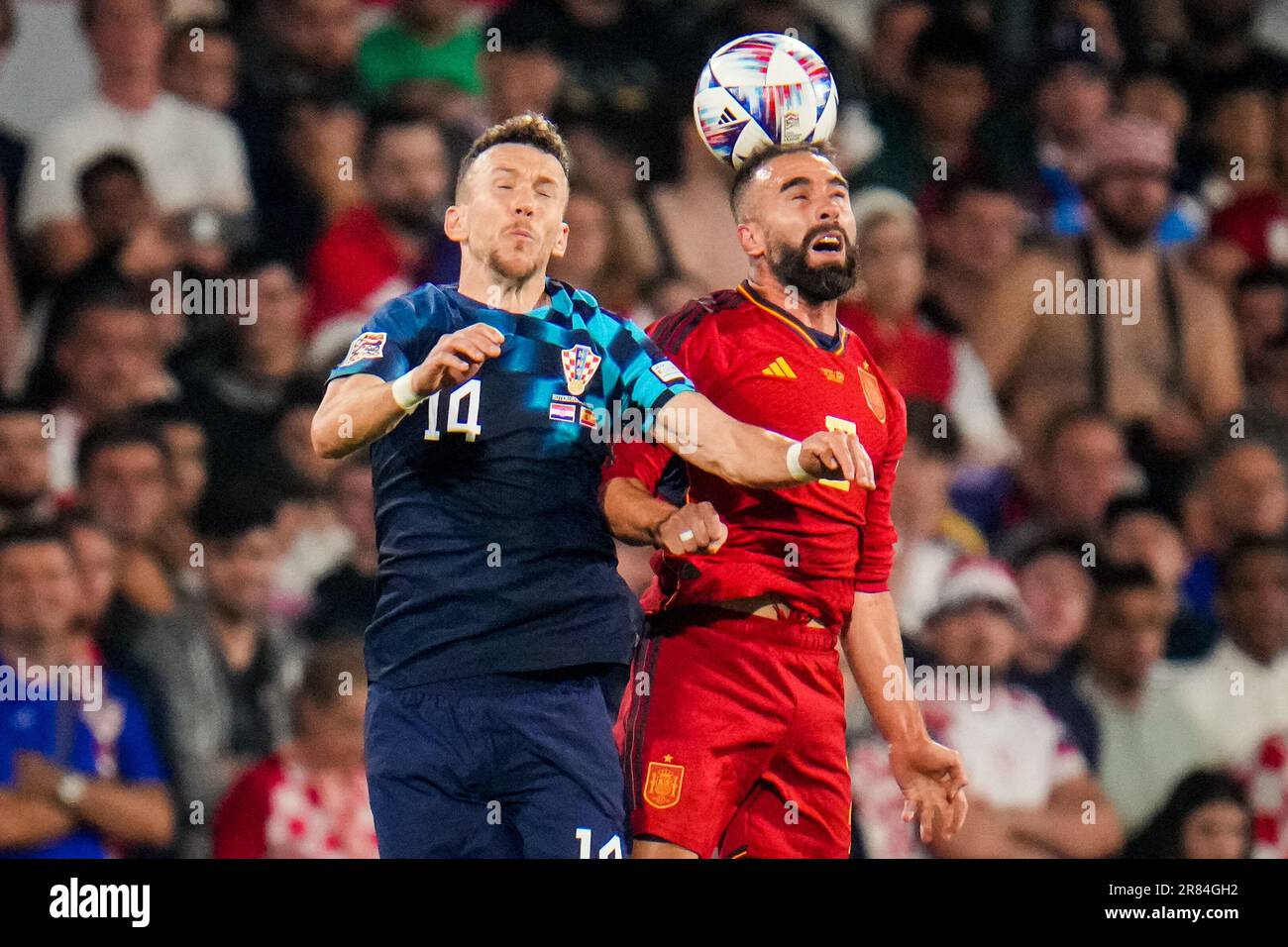 ROTTERDAM, NIEDERLANDE - JUNI 18: Ivan Perisic (Kroatien) und Dani Carvajal (Spanien) treten während des Finalspiels der UEFA Nations League 2022/23 zwischen Kroatien und Spanien am 18. Juni 2023 in Rotterdam, Niederlande, um den Kopf an (Foto: Rene Nijhuis/BSR Agency) Stockfoto