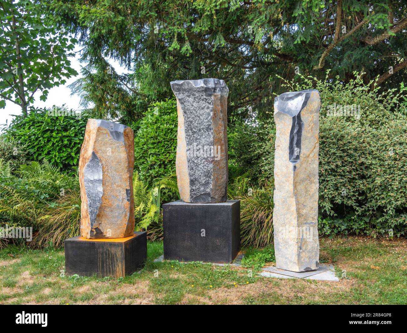 Stehende Steinskulptur von Denis Montfleur - Teil der Kunstsaison im Domaine de Chaumont-sur-Loire, Loir-et-Cher (41), Frankreich. Stockfoto