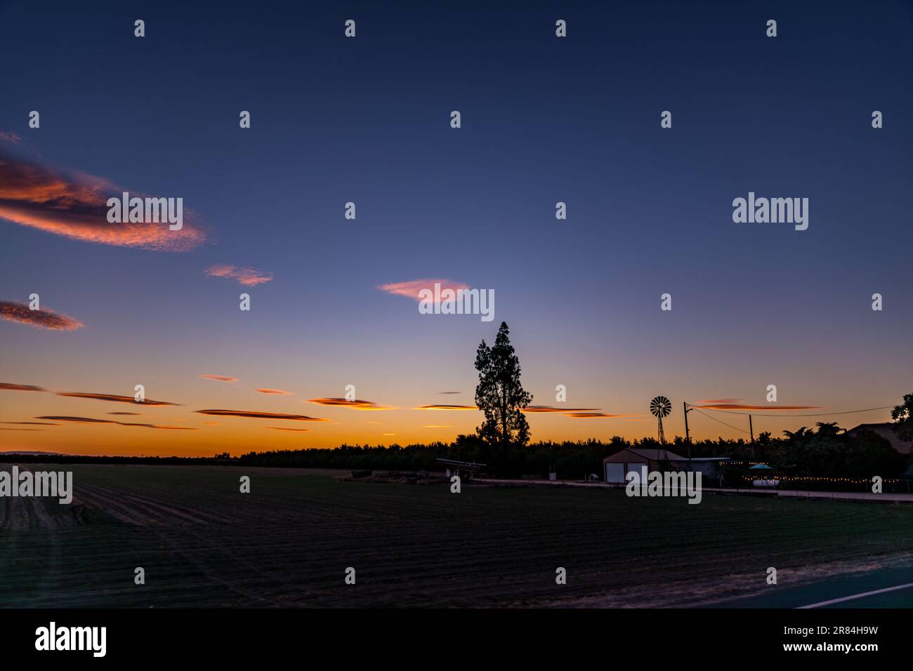 Linsenwolken sorgen für einen traumhaft aussehenden Sonnenuntergang im Westen von Stanislaus County Kalifornien, als hohe Winde diesen wunderschönen Effekt auslösten Stockfoto