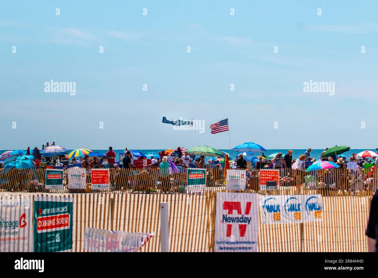 Jones Beach, New York, USA - 26. Mai 2023: P-51 Mustang Fighter Jet aus dem American Airpower Museum Warbirds fliegen tief über den atlantischen Ozean Stockfoto