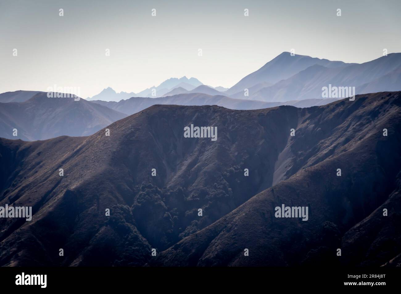 Bergketten, von Mount Isobel, in der Nähe von Hanmer Springs, Canterbury, South Island, Neuseeland. Kaikoura-Reichweite in weiter Ferne. Stockfoto