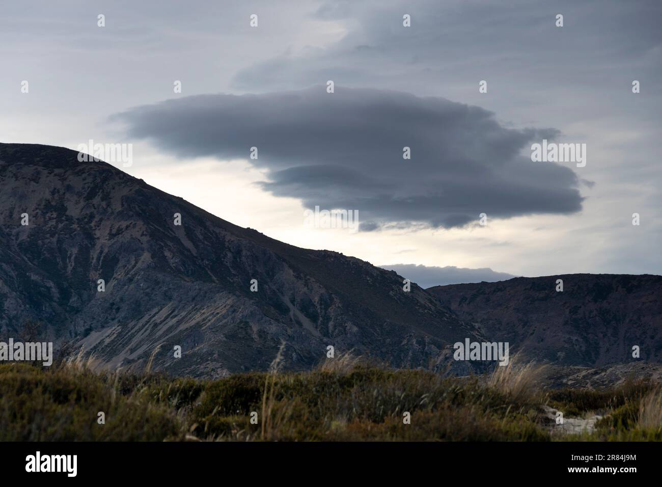 Sturmwolken über den Bergen, Peters Pass, St. James Station, in der Nähe von Hanmer Springs, Canterbury, Südinsel, Neuseeland Stockfoto