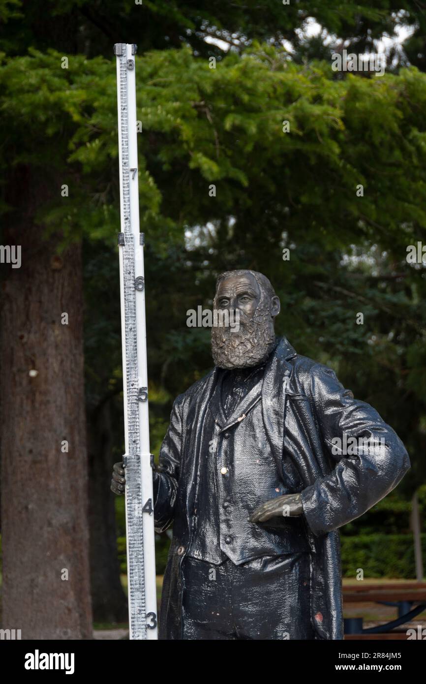 Statue des Landvermessungsinhabers, Hanmer Springs, Canterbury, South Island, Neuseeland Stockfoto