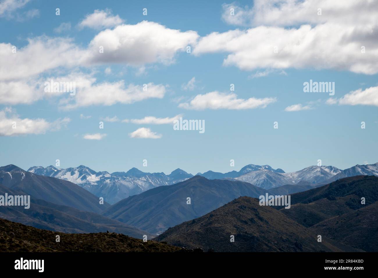 Wolken über Bergketten, von Mount Dumblane, in der Nähe von Hanmer Springs, Canterbury, South Island, Neuseeland Stockfoto