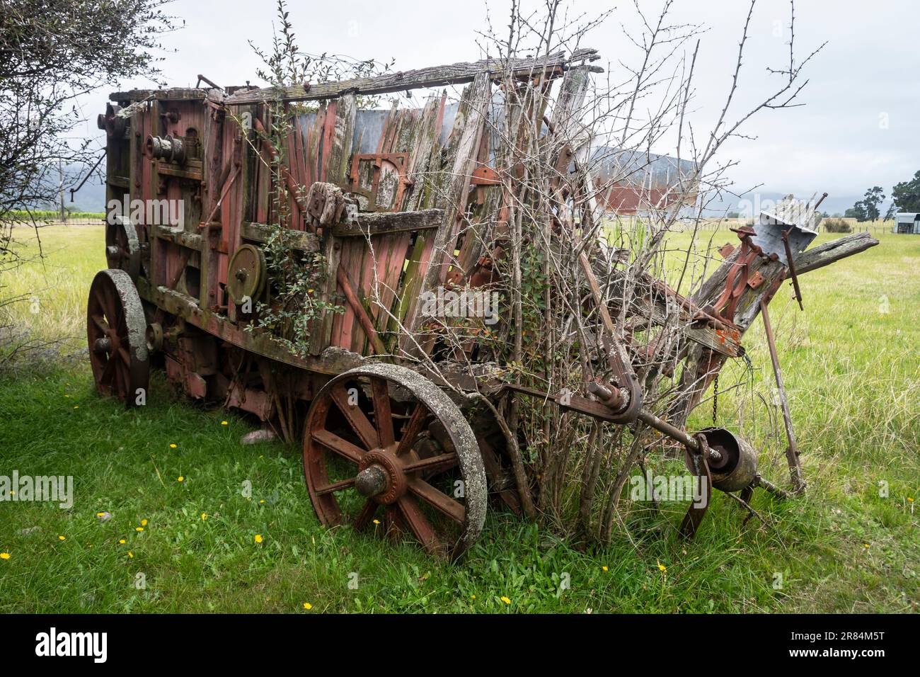 Verlassene Dreschmaschine im Chaytors Mill, in der Nähe von Blenheim, Marlborough, South Island, Neuseeland Stockfoto