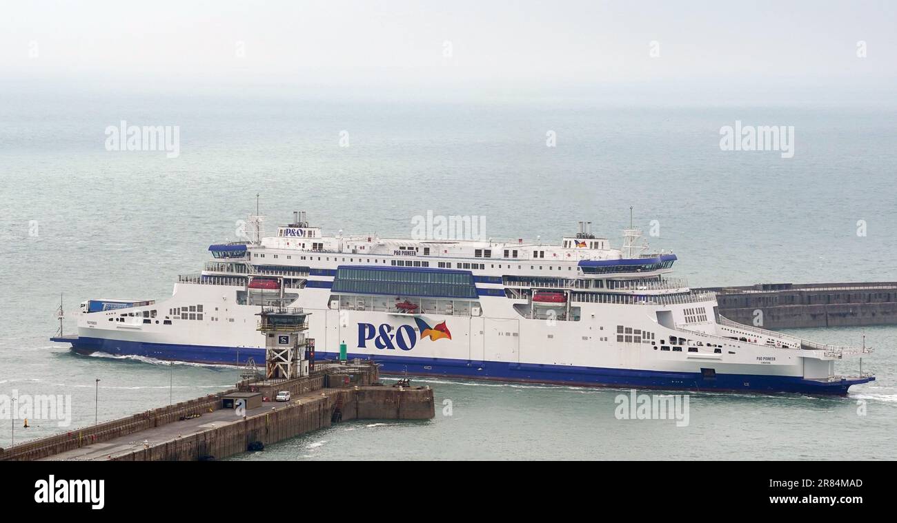 Die P&O Pioneer Fähre setzt die Segel für ihre erste Passagierüberfahrt vom Hafen von Dover in Kent. Die weltweit größte Hybridfähre und zweiseitige Fähre hat auf der Strecke Dover nach Calais den Ärmelkanal durchquert, wobei die Unternehmensleitung davon ausgeht, dass sie die CO2-Emissionen um 40 % senken wird. Foto: Montag, 19. Juni 2023. Stockfoto