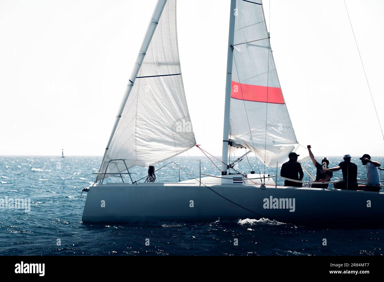 Segelcrew auf dem Segelboot während der Regatta Stockfoto