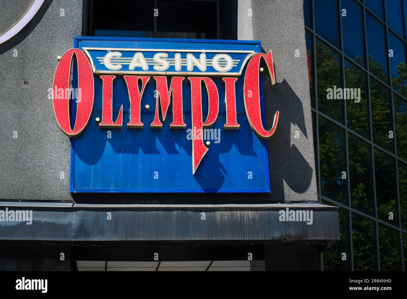 Tartu, Estland - 10. Juni 2023: Olympisches Casino-Logo auf dem Gebäude. Stockfoto