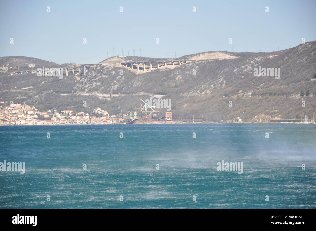 Starker Wind „Bura“ weht am härtesten. Winterzeit an der Adriaküste in Bakar, Kroatien. Bakar ist eine Stadt im Kreis Primorje-Gorski Kotar. Stockfoto