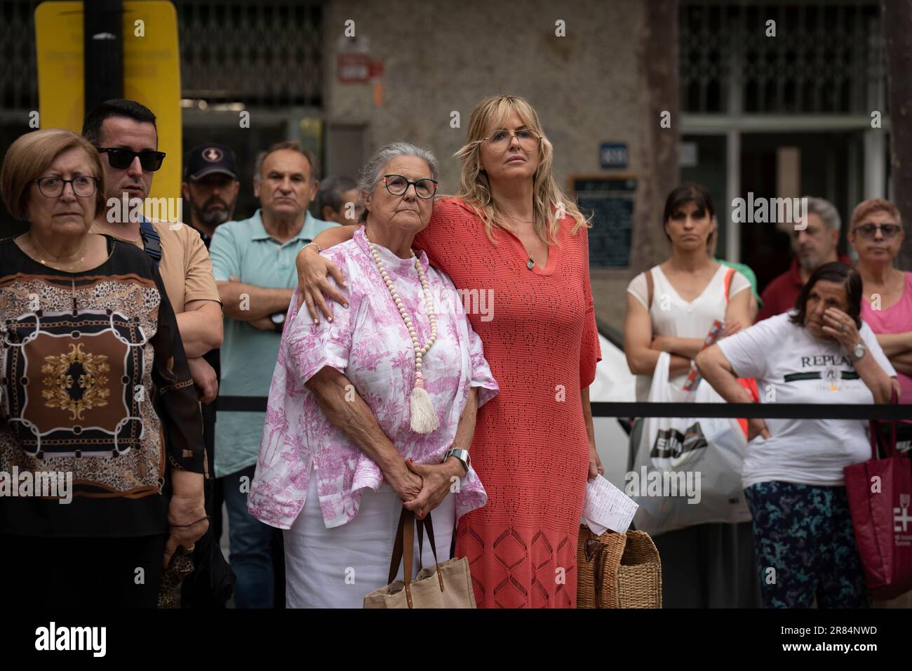 Relatives of the victims during a tribute for the Hipercor bombing 36 years later, on June 19, 2023, in Barcelona, Catalonia (Spain). The attack was the explosion of a Ford Sierra in the second basement of the Hipercor on Meridiana Avenue in Barcelona, loaded with ammonia and flammable liquid. The car bomb was triggered by a timer programmed by the ETA gang. The event left 21 fatalities, four of them children, and 46 people injured. 19 JUNE 2023;VICTIMS;HIPERCOR;BARCELONA;CATALUNYA;TRIBUTE;36TH ANNIVERSARY David Zorrakino / Europa Press 06/19/2023 (Europa Press via AP) Stockfoto