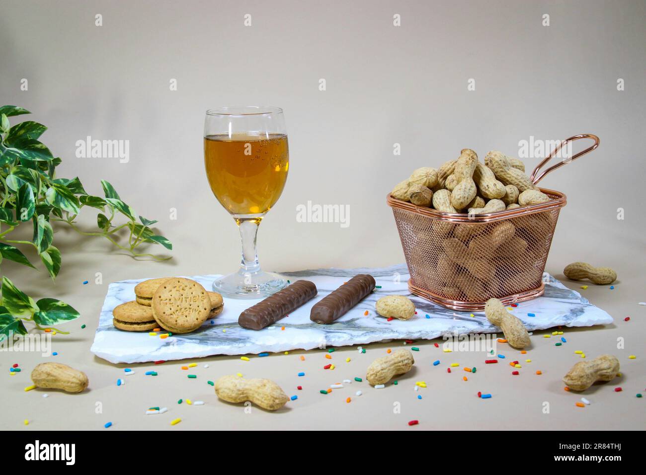 Süße Desserts auf Marmortablett Stockfoto