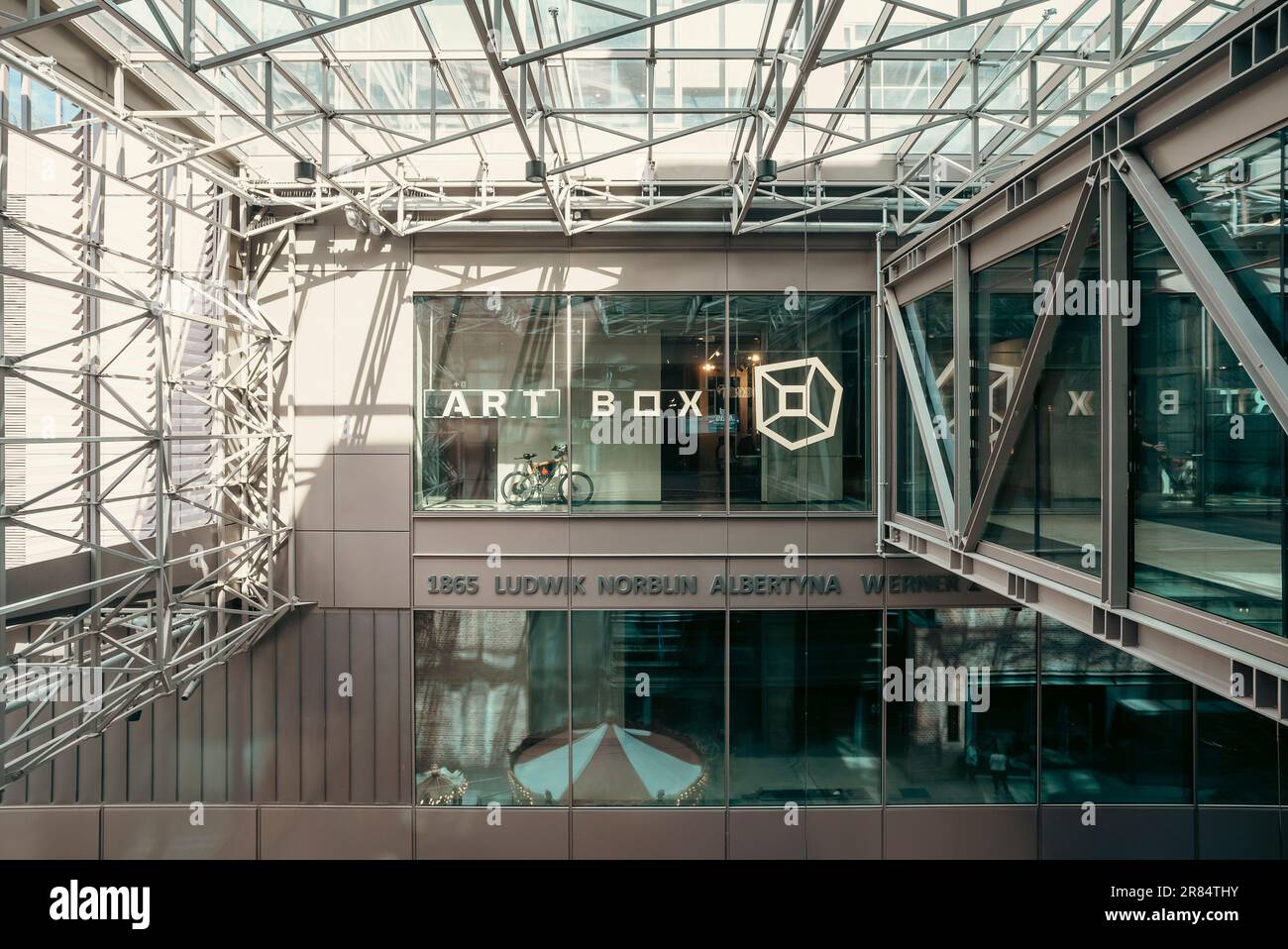 Warschau, Polen-05. Juli 2022: Innenraum der Fabrik Norblin, Fabryka Norblina - postindustrielle Architektur mit Büros. Geschäfte, Restaurants Stockfoto