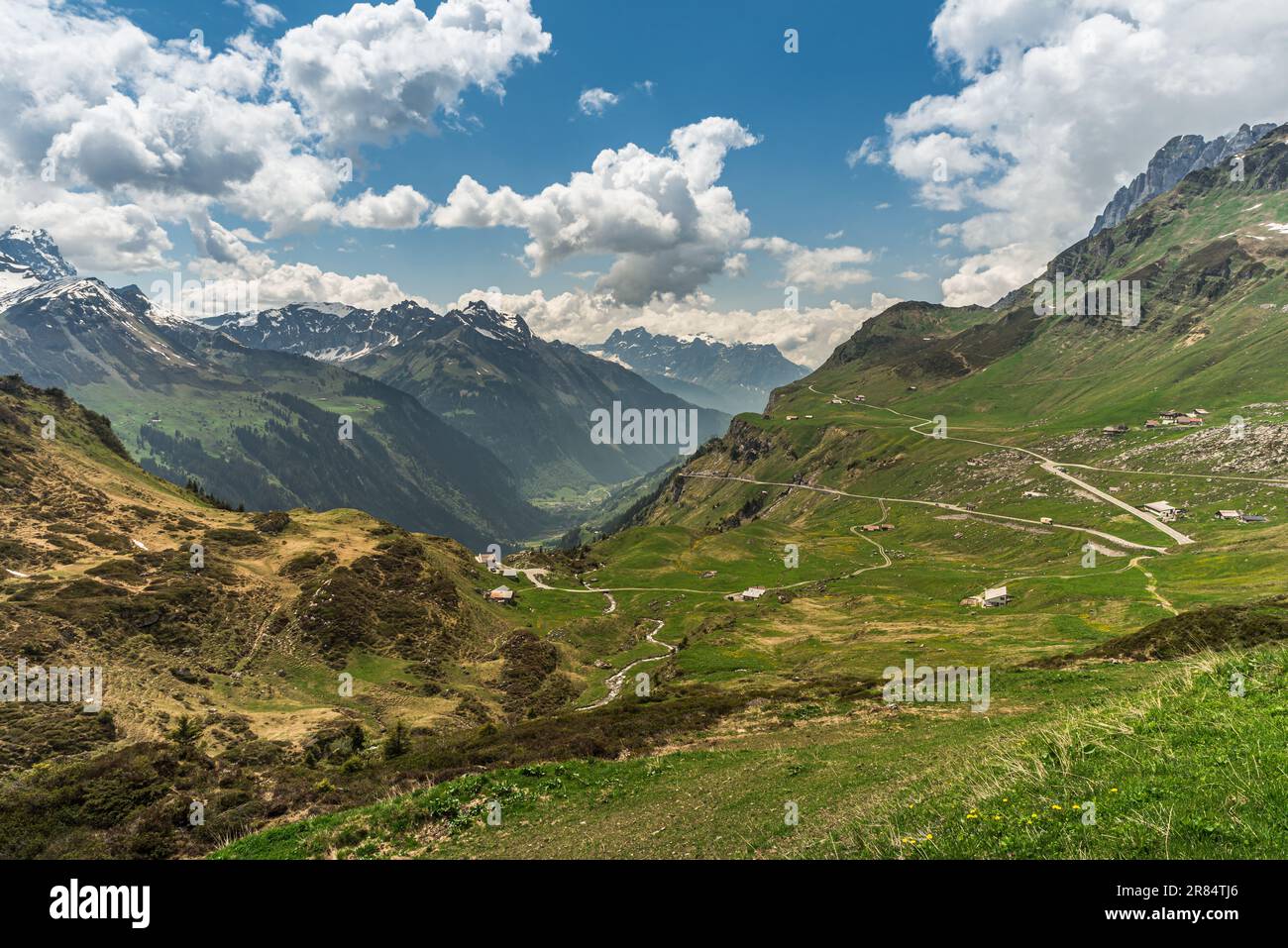 Bergpanorama am Klausenpass, Blick auf die Serpentinen der Passstraße, Unterschaechen, Kanton Uri, Schweiz Stockfoto