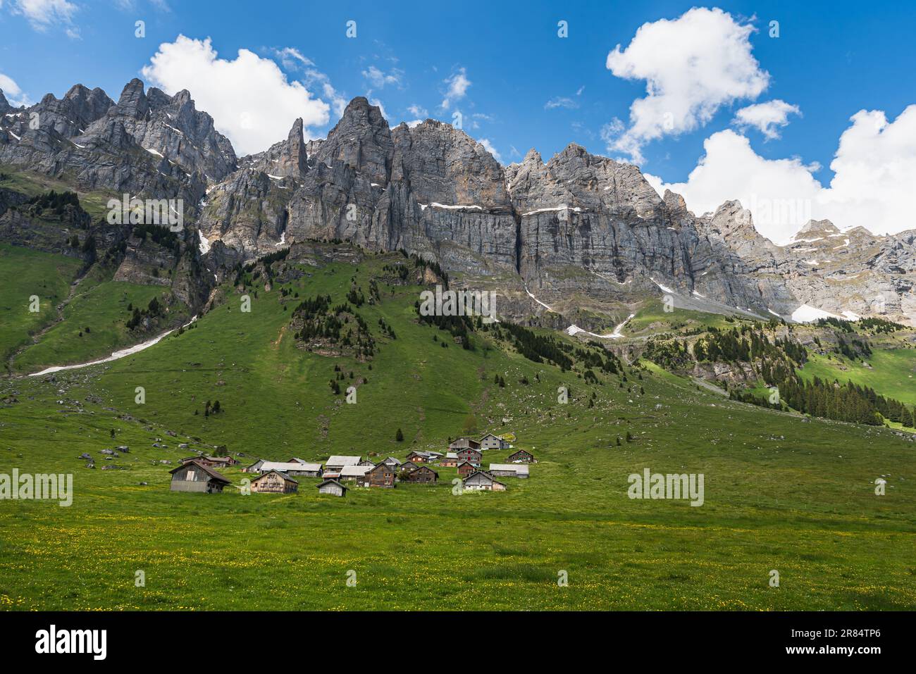 Alpenhütten und Scheunen auf Urnerboden am Fuße der Glarusalpen bei Klausenpass, Spiringen, Kanton Uri, Schweiz Stockfoto