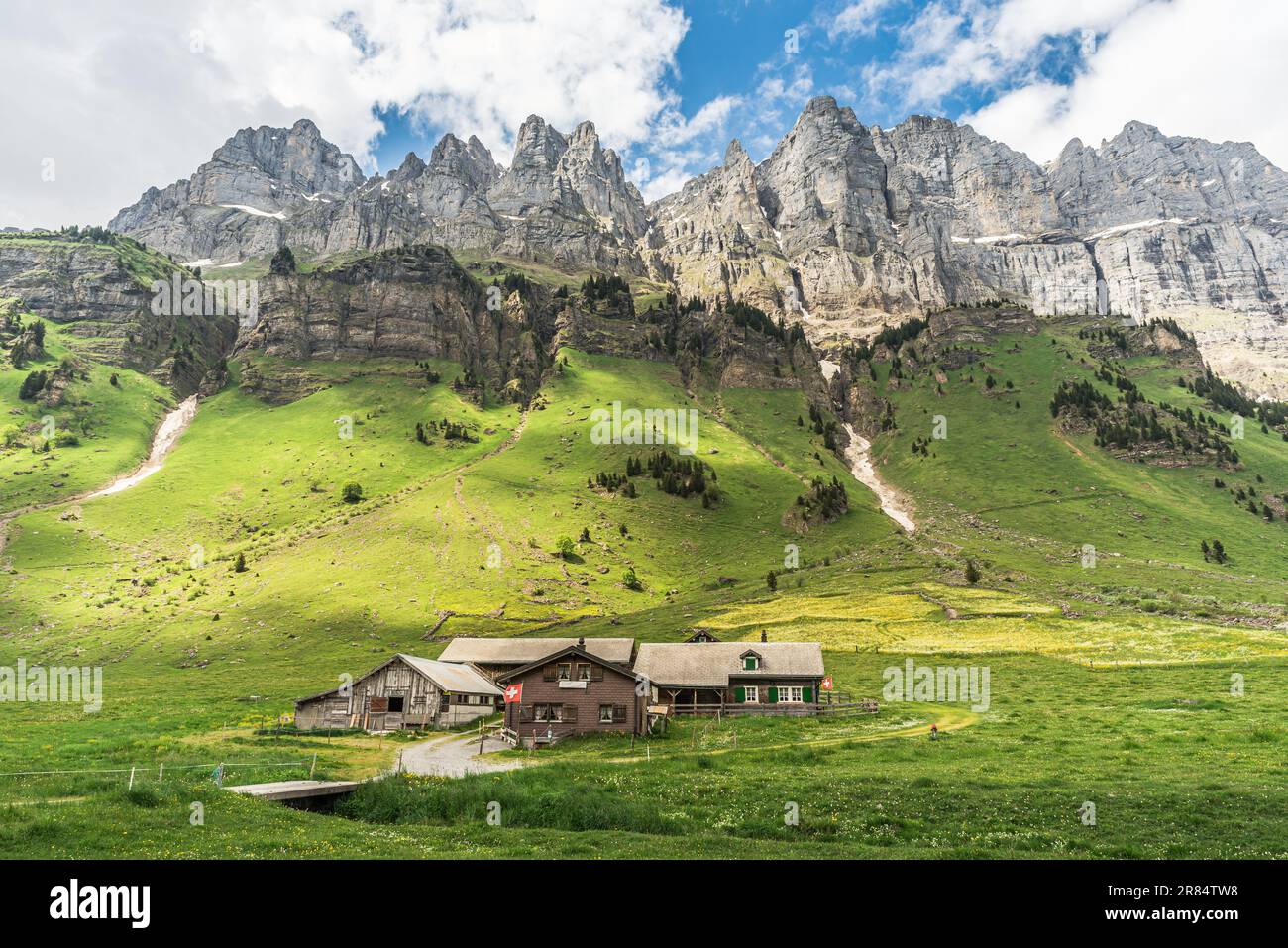 Alpenhütten und Scheunen auf Urnerboden am Fuße der Glarusalpen bei Klausenpass, Spiringen, Kanton Uri, Schweiz Stockfoto