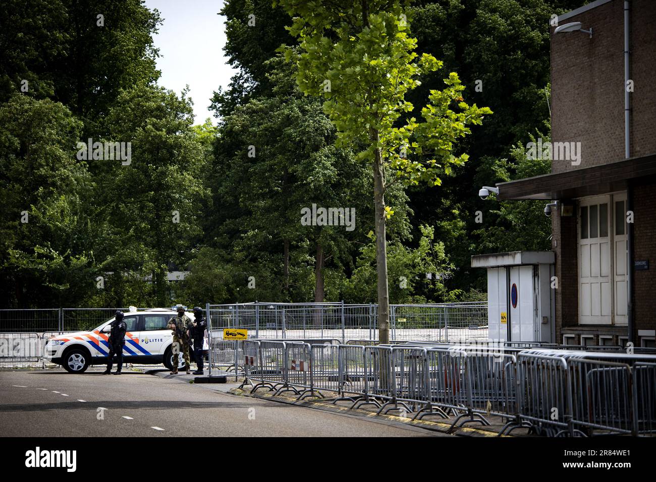 AMSTERDAM - Sicherheit beim Sondersicherheitsgericht De Bunker für die Fortsetzung des umfassenden Marengo-Liquidationsverfahrens, in dem das Gericht mit dem Hauptverdächtigen Ridouan Taghi über den Fall der Anwälte spricht. Taghi wurde zu lebenslanger Haft verurteilt. ANP RAMON VAN FLYMEN niederlande raus - belgien raus Stockfoto