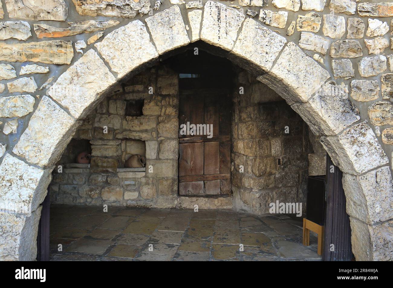 Ein Steinbogen in der Eremitage des Heiligen Charbel, Libanon. Stockfoto