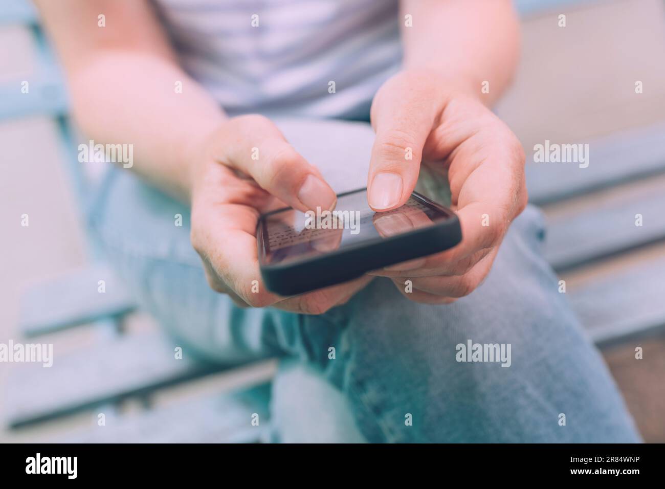 Angst vor dem Verfehlen (Fomo)-Konzept, Nahaufnahme weiblicher Hände mit dem Handy, selektiver Fokus Stockfoto