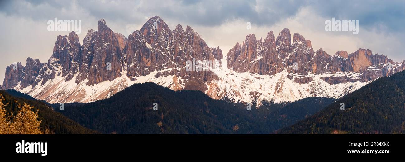 Ein breites 3:1-Panoramabild der Geisler / Odle Berggipfel im Val di Funes, in der italienischen Provinz Südtirol in den Dolomiten, loc Stockfoto