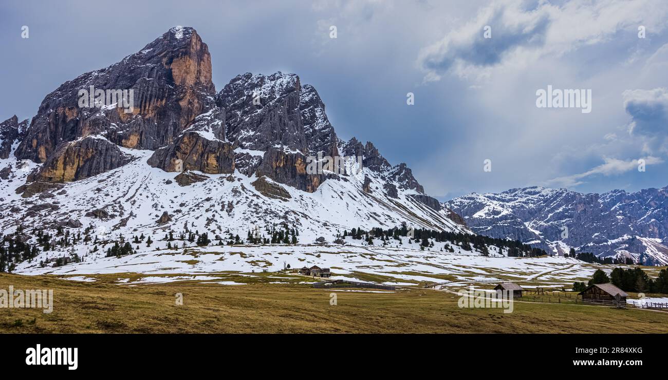 Ein Panoramafoto aus dem Jahr 2:1 und die letzten Schneereste am Peitlerkofel (Italienisch: Sass de Putia), einem Berg in den Dolomiten in Südtirol, Ita Stockfoto