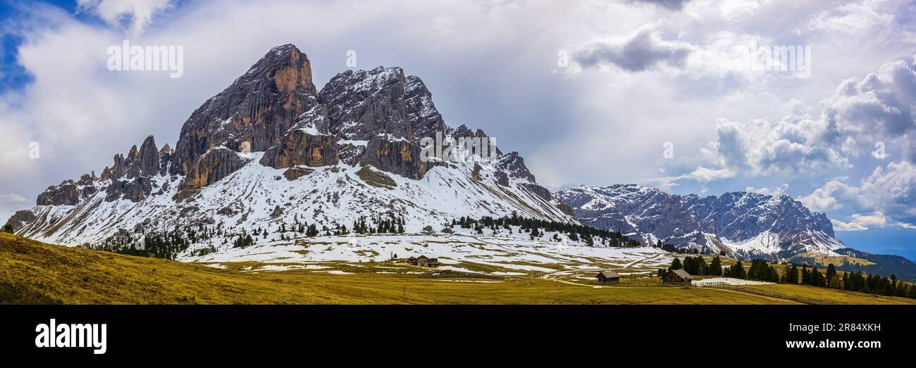 Ein 3:1-Panoramafoto des Frühlings und der letzten Schneereste am Peitlerkofel (Italienisch: Sass de Putia), einem Berg in den Dolomiten im Süden Stockfoto