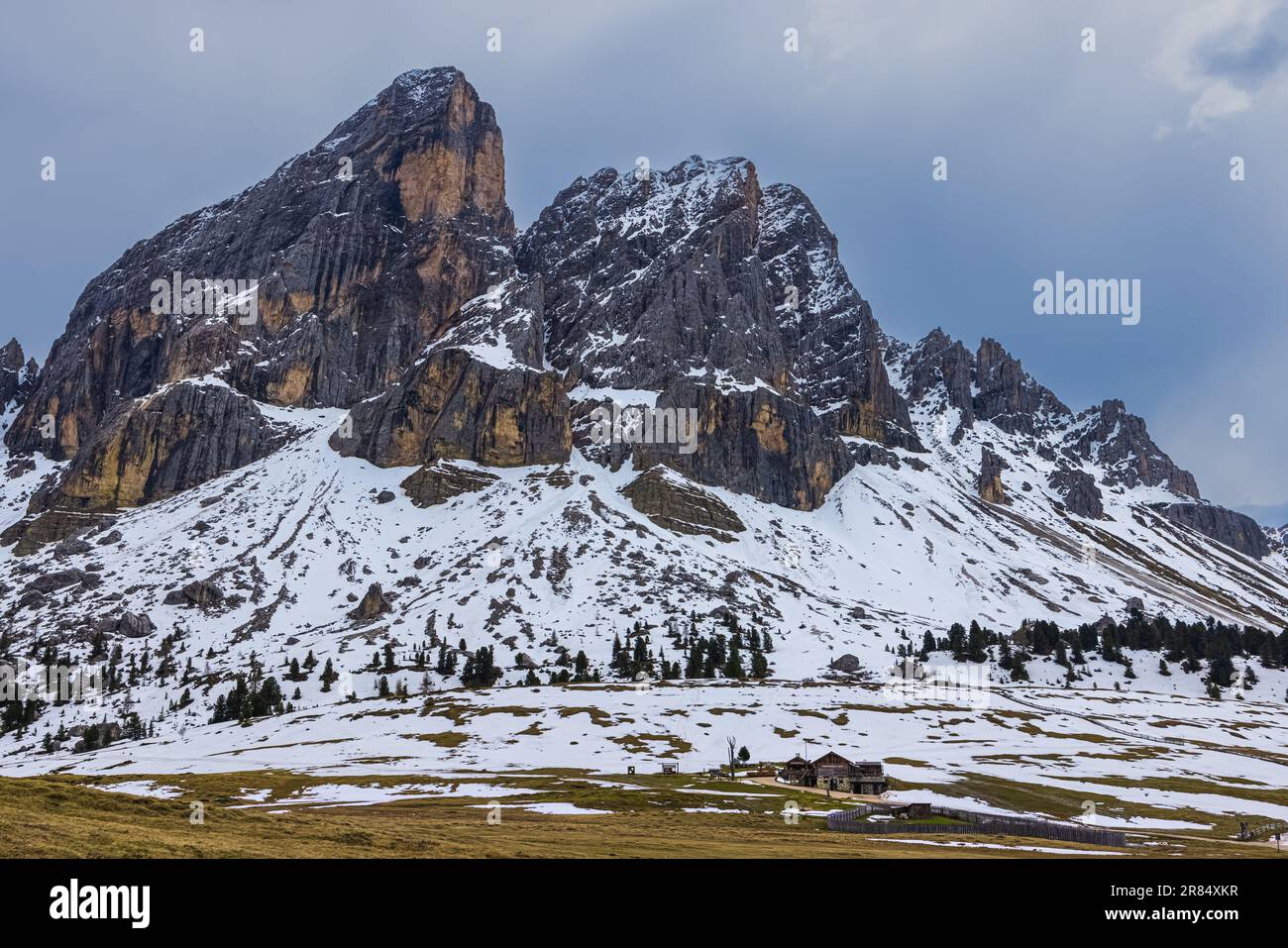 Die letzten Schneereste am Peitlerkofel (italienisch: Sass de Putia), einem Berg in den Dolomiten in Südtirol, Italien. Ein einsamer Berg Stockfoto
