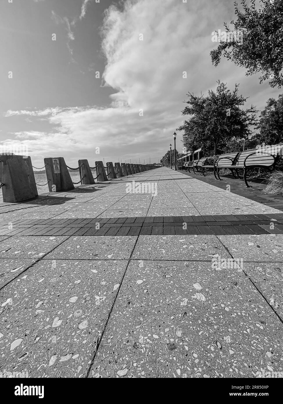 Henry C. Chambers parkt Beton-Zuschlagstoff-Uferpromenade in Schwarz-Weiß mit Fluchtpunkt. Stockfoto