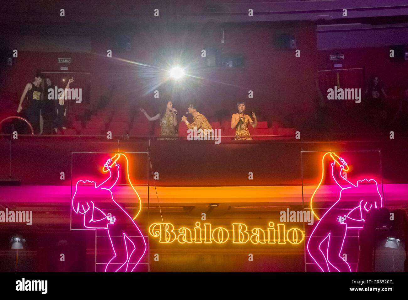 Szene aus dem Musical BAILO, I Dance i Dance, basierend auf dem Leben der italienischen Sängerin, Tänzerin und Schauspielerin Raffaella Carrá in Madrid Spanien. Stockfoto