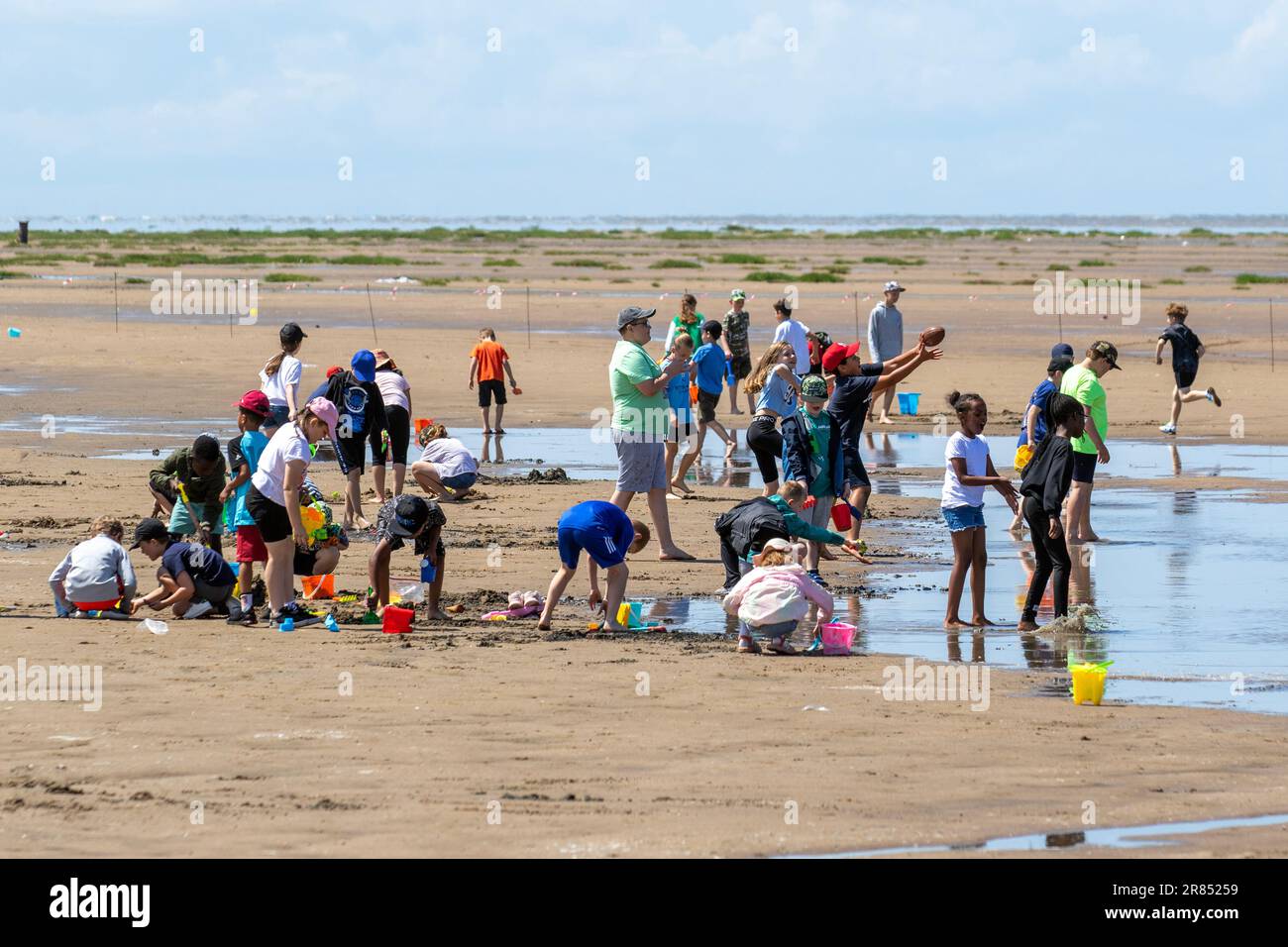Beaxch Exkursion in Southport, UK Weather. Am 19. Juni 2023 kehrt das heiße Wetter zurück, als sich die Kinder von einem Schulausflug im Nordwesten des Resorts abkühlen. Große Teile der Nordweststrände sind für Schwimmer gesperrt, da es sich um ein E-coli-Risiko handelt. United Utilities hat eine Aktualisierung veröffentlicht, nachdem in der vergangenen Woche bei starken Regenfällen Abwasser ins Meer geströmt war und eine Reihe von "Schwimmen"-Warnungen auslöste. Fast eine Woche nach dem Vorfall, bei dem Abwässer, vermischt mit Regenwasser, ins Meer gelangen, werden Mitglieder der Öffentlichkeit immer noch aufgefordert, nicht an acht großen Stränden von Lancashire zu schwimmen. Stockfoto