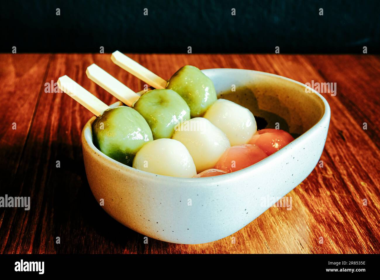 Dango. Japanische Knödel aus Reismehl gemischt mit reismehl aus uruchi und weissem Reismehl. Stockfoto