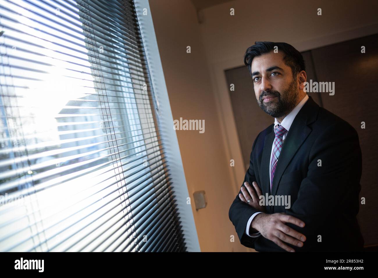 Humza Yousaf, MSP der Schottischen Nationalpartei (SNP), Kandidat für das Amt des Ersten Ministers von Schottland, in Lanark, Schottland, 6. März 2023. Stockfoto