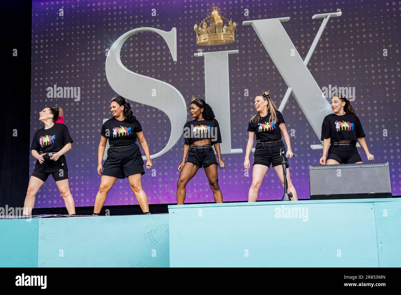 London, Großbritannien. 17. Juni 2023. Die Schauspieler von Six the Musical, darunter Nicole Louise Lewis, Laura Dawn Pyatt, Erin Caldwell, Kenedy Small, Lou Henry, Aoife Haakenson tritt auf der Bühne auf. West End LIVE, eine jährliche kostenlose Feier der beliebtesten Musical-Theateraufführungen Londons, findet am Trafalgar Square statt. Kredit: SOPA Images Limited/Alamy Live News Stockfoto