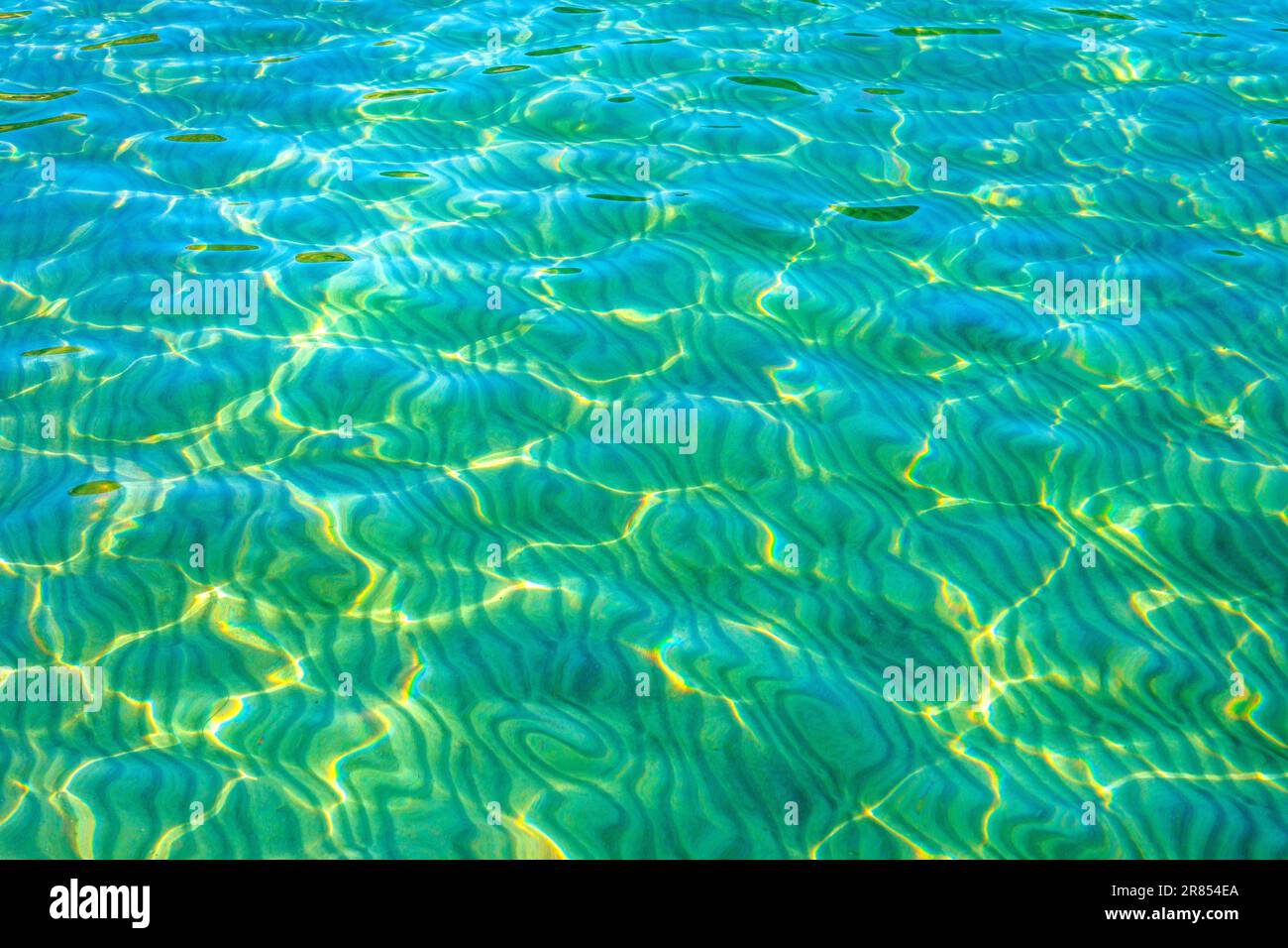 Kristallklares Wasser an einem hebridischen Strand, Isle of Mull, Schottland, Großbritannien Stockfoto