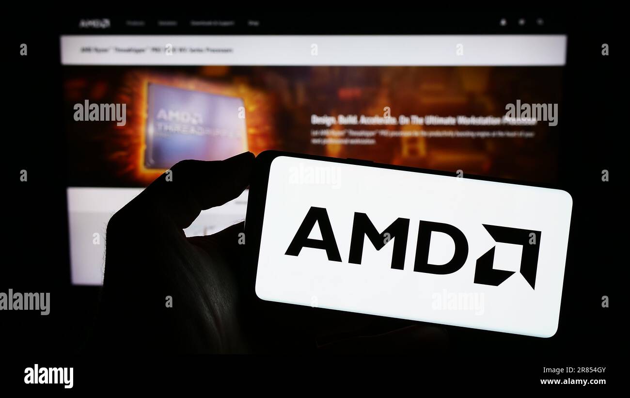 Person, die ein Smartphone mit dem Logo des US-Unternehmens Advanced Micro Devices Inc. Hält (AMD) auf dem Bildschirm vor der Website. Konzentrieren Sie sich auf das Display des Telefons. Stockfoto