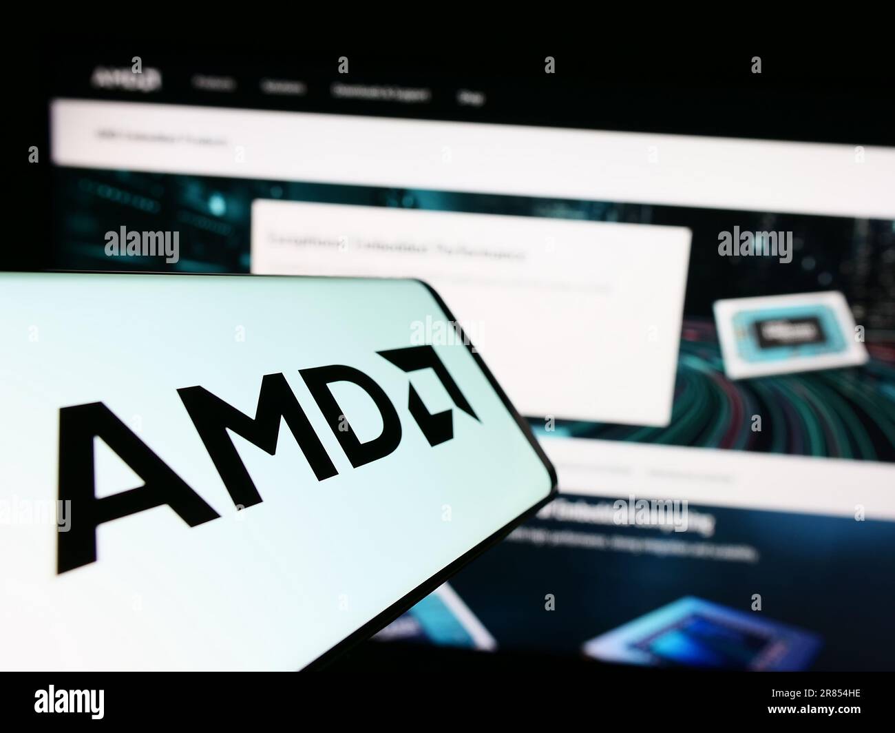 Smartphone mit Logo des amerikanischen Unternehmens Advanced Micro Devices Inc (AMD) auf dem Bildschirm vor der Website. Konzentrieren Sie sich auf die Mitte des Telefondisplays. Stockfoto