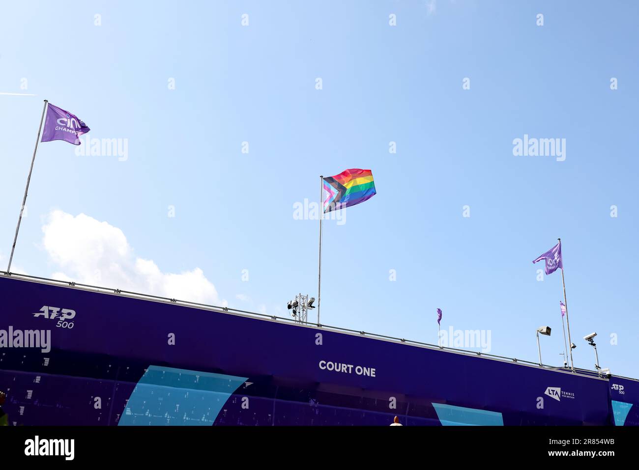 London, Großbritannien. London, Großbritannien. 19. Juni 2023; Cinch Championships, Queens Club, West Kensington, London, England: Cinch Championships Queens Club, Tag 1; LGBT-Flagge vor dem Centre Court ausgestellt Credit: Action Plus Sports Images/Alamy Live News Credit: Action Plus Sports Images/Alamy Live News Credit: Action Plus Sports Images/Alamy Live News Credit Stockfoto