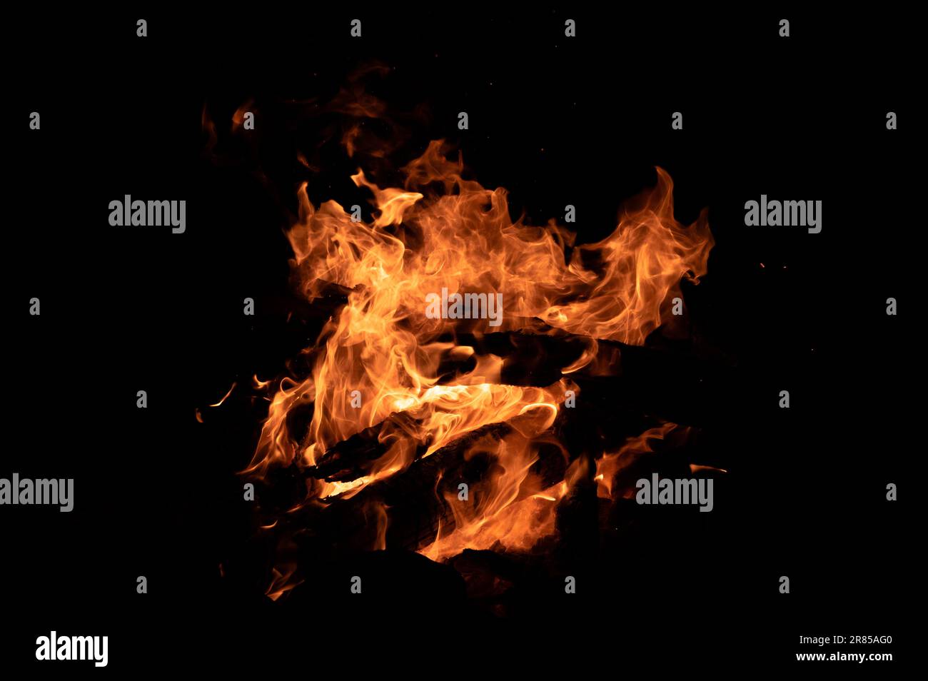 Feuer auf schwarzem Hintergrund, Feuerüberdeckung, Bonfire Stockfoto