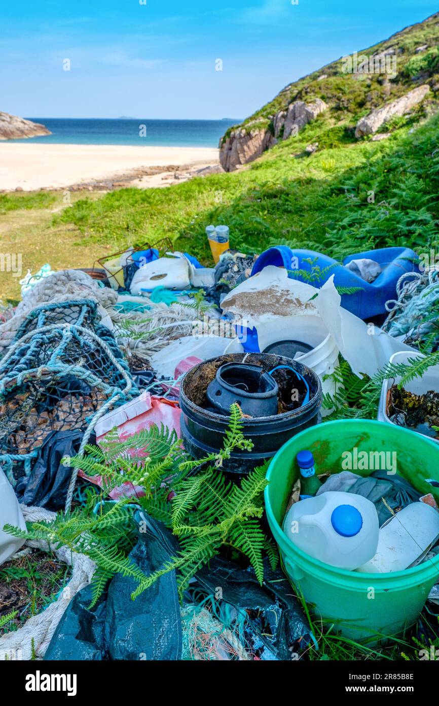 Kunststoffe, Seile, Fischernetze und andere Abfälle, die an einem Strand auf Mull in den Hebriden, Schottland, angespült wurden Stockfoto