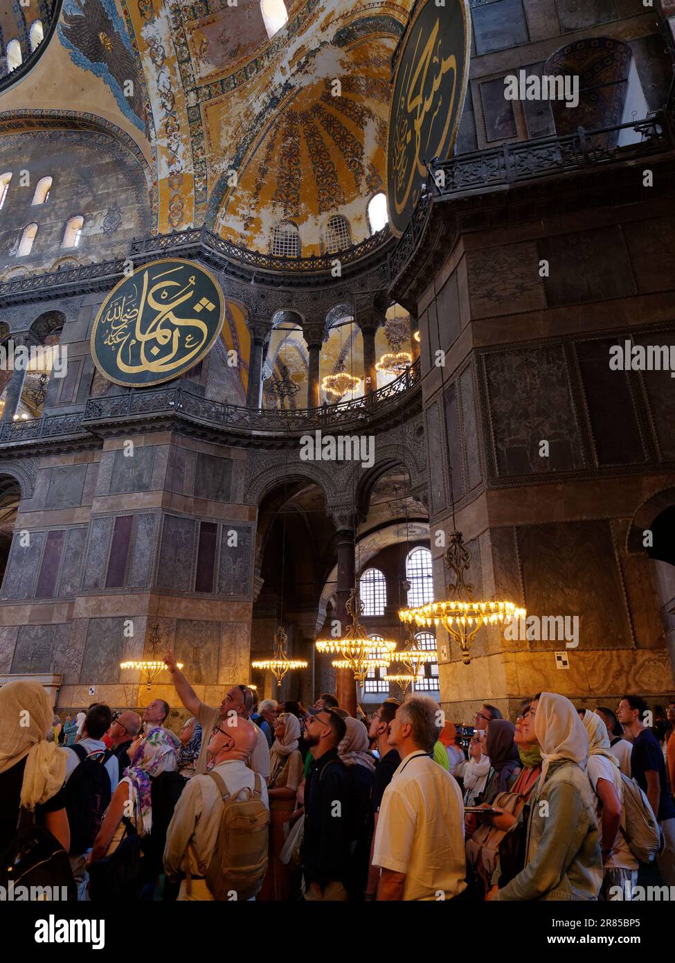 Tour in der Gruppe in der Hagia Sophia Moschee, während der Führer der Gruppe etwas erklärt, Istanbul, Türkei Stockfoto