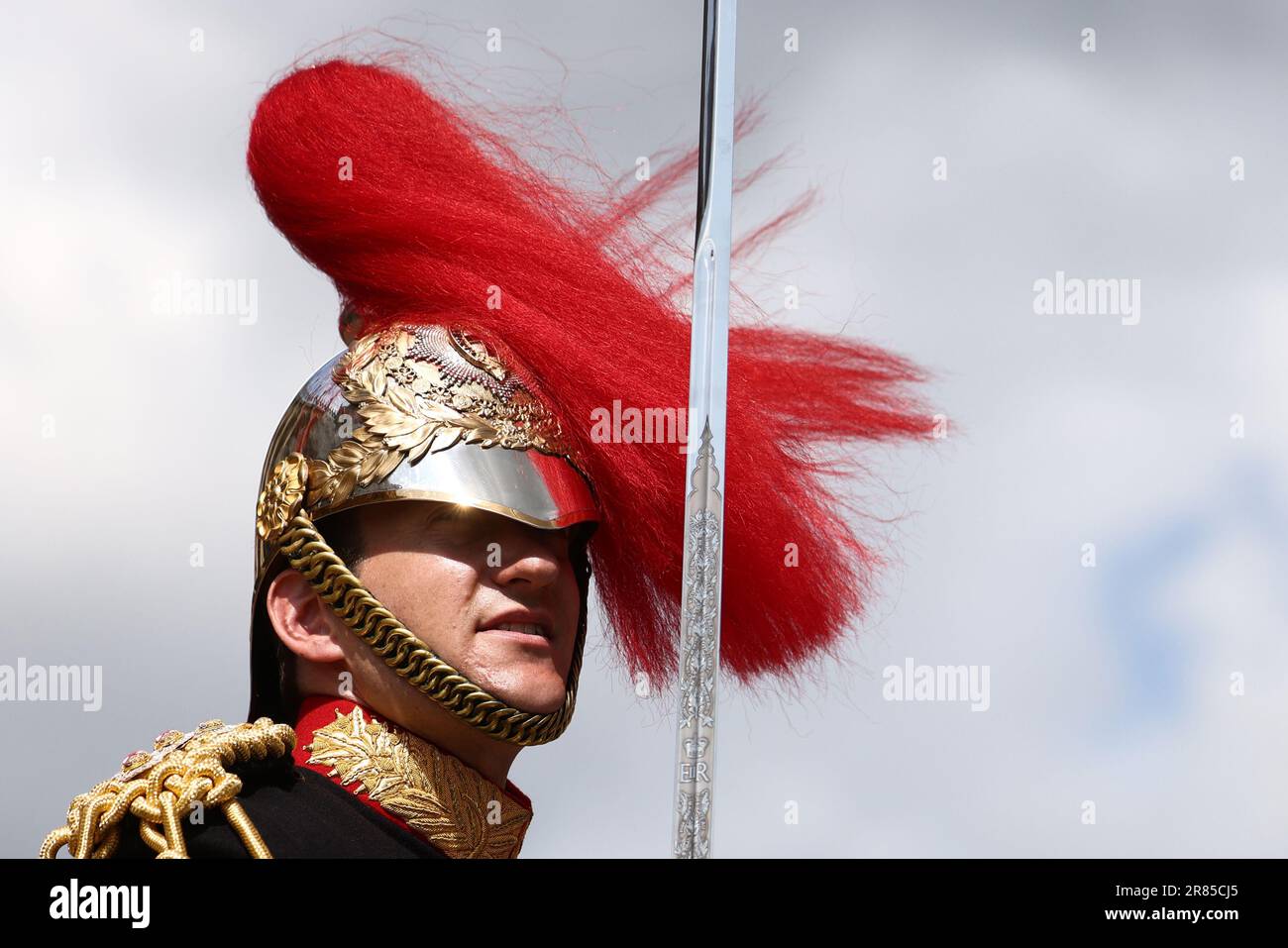 Mitglied der Blues und Royals, ein Regiment der Haushaltskavallerie während des jährlichen Ordens des Garter Service in St. George's Chapel, Windsor Castle, Berkshire. Foto: Montag, 19. Juni 2023. Stockfoto