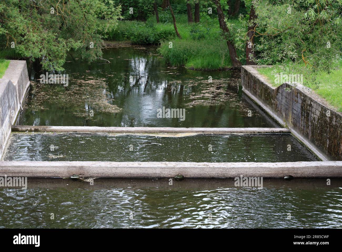 Foto des fließenden Wassers auf dem Reservoir von oben gesehen Stockfoto