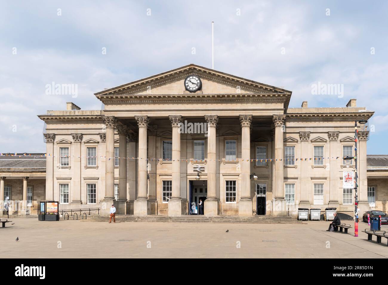 Das denkmalgeschützte Gebäude des Victorian Huddersfield Railway Station, West Yorkshire, England, Großbritannien Stockfoto